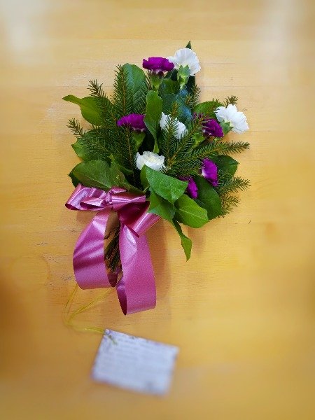 Pieni hautakimppu lilavalko